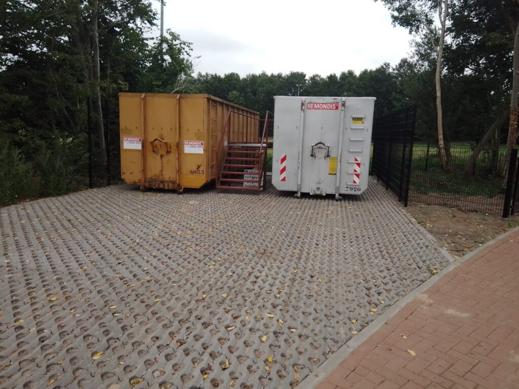 Oud papier containers